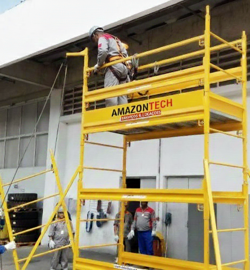 Equipe da Amazontech montando andaime em obra, em Manaus